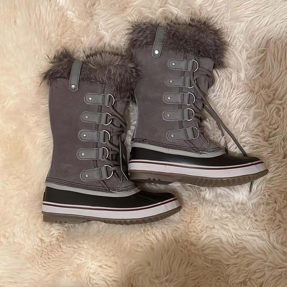Sorel winter boots. Size 6. NWT